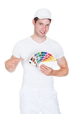 Ein Maler mit Farbpalette